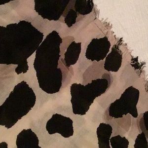 Vince Camuto leopard print scarf